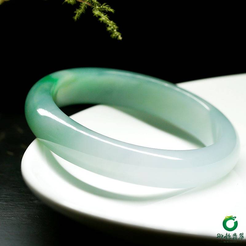 缅甸天然A货翡翠冰种飘绿手镯 58mm