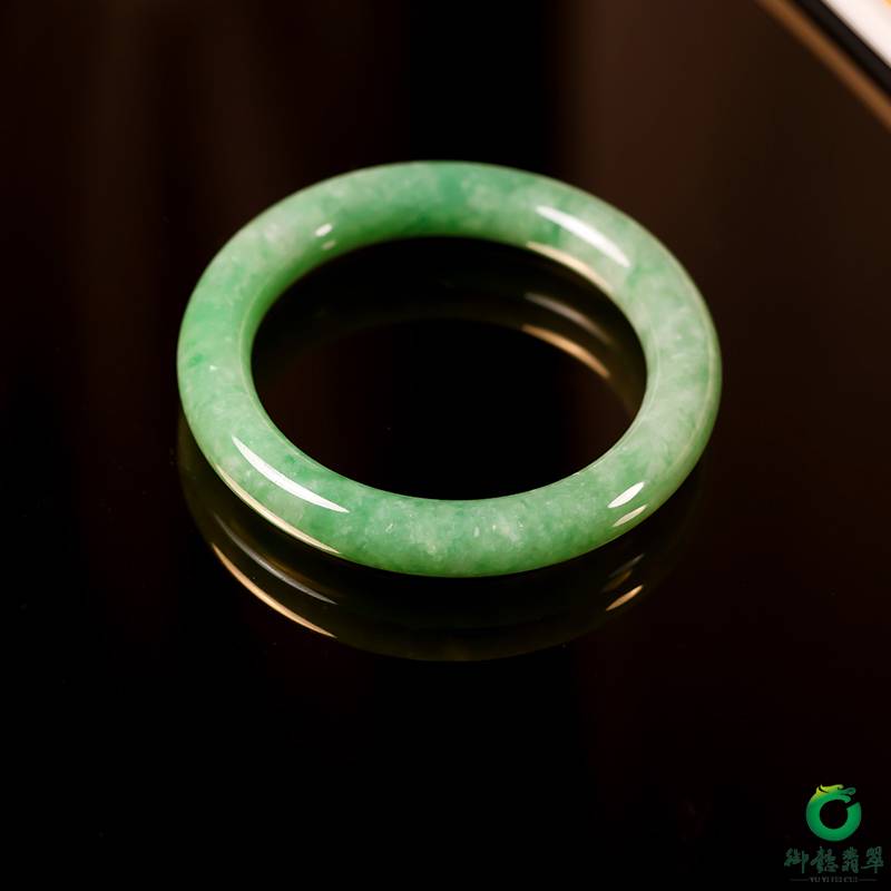 缅甸天然A货翡翠糯冰种圆条飘绿手镯 52mm 48.6克 图片6