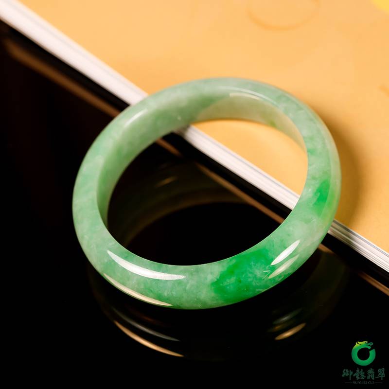 缅甸A货翡翠糯冰种飘绿花手镯 60.3g内径 57mm 图片5