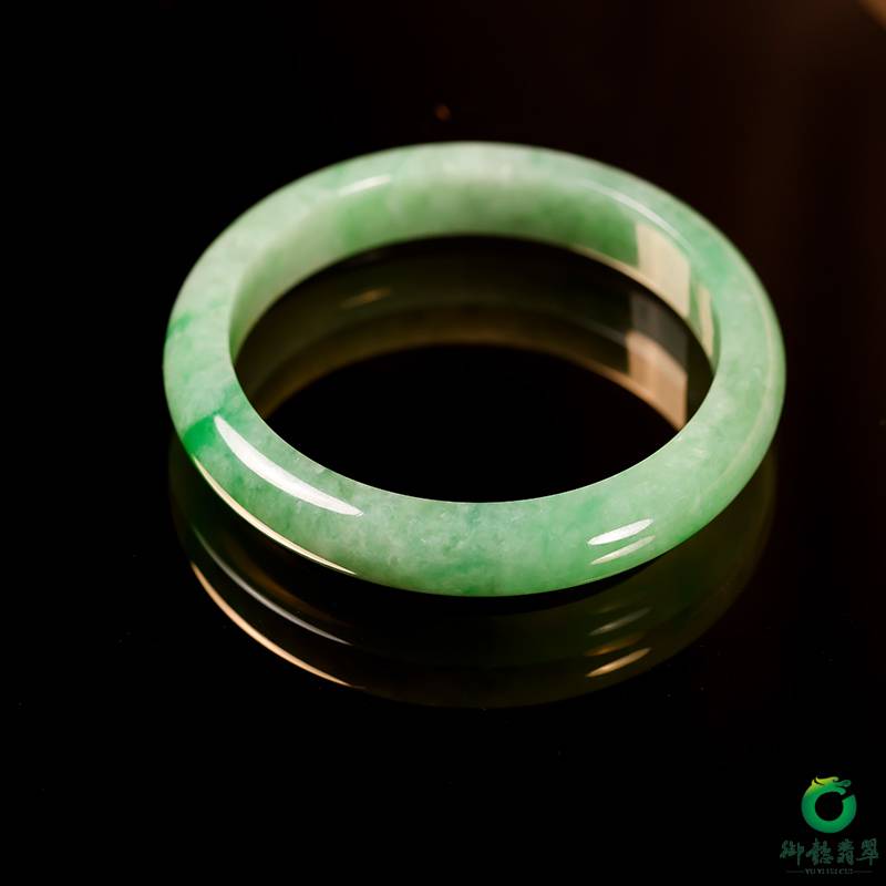 缅甸天然A货翡翠糯冰种飘绿 手镯 52mm 37.6克 图片3
