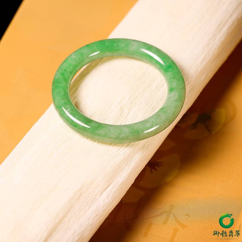 缅甸天然A货翡翠糯冰种圆条飘绿手镯 52mm 48.6克