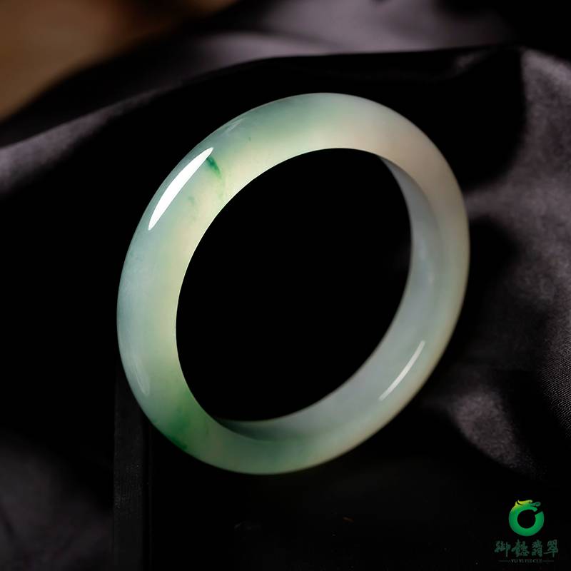 缅甸翡翠A货冰种飘绿手镯 56mm 56克 图片2