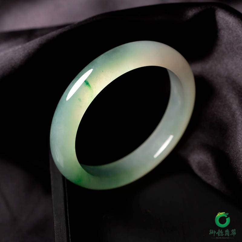 缅甸翡翠A货冰种飘绿手镯 56mm 56克 图片3