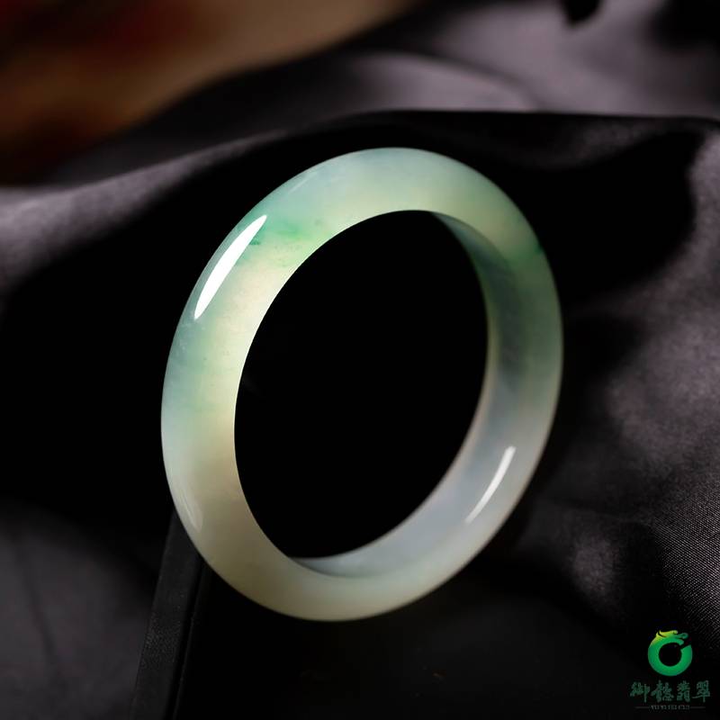缅甸翡翠A货冰种飘绿手镯 56mm 56克 图片5