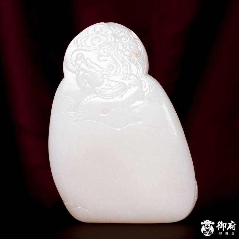 海派玉雕大师付雪飞作品 重419.6克 新疆和田玉原毛孔皮白玉独籽摆件 聚财纳福 图片2